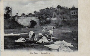 Belo postal do mestre Guilherme Gaensly, as lavadeiras às margens do Tamanduateí.  Em segundo plano a Ponte do Carmo. Data, 1900/1905 (?)