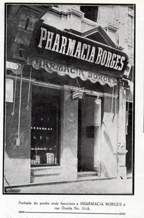 Fachada da Farmácia Borges, que ficava na Rua Direita n.º 55A. Atual ? Publicado na  A Cigarra de janeiro de 1918.