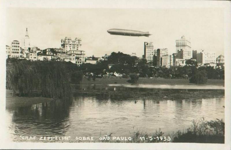 Vista do Parque Dom Pedro às margens do Tamanduateí em 1933. O postal registra também a passagem do famoso Graff Zepellin na capital Paulista (clique na imagem para ampliar)
