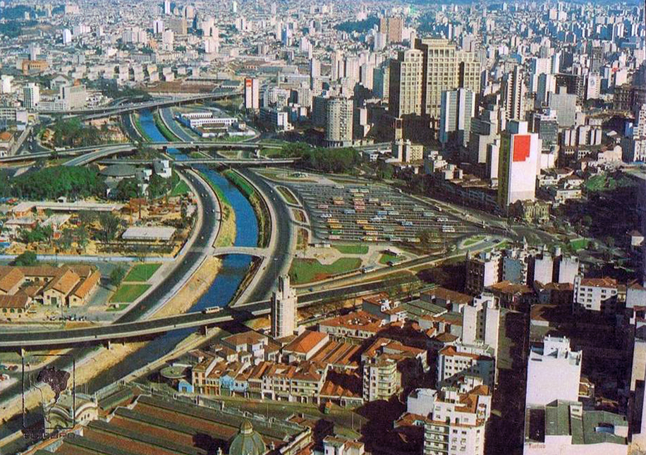 Vista aérea do Parque Dom Pedro, em postal circulado em 1981. No canto esquerdo, o Mercado Municipal, e próximo a ele o edifício do Banco das Nações. 